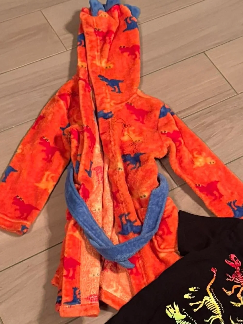 12 Bundle lot 4T 1 robe 4shirt 1pj set 1short 2short outfit sets no stains